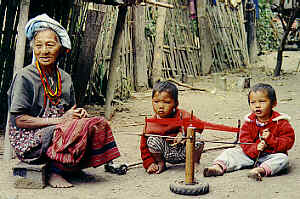 Karen-Frau mit Kindern, Karen-Bergdorf, Provinz Chiang Rai, Nord-Thailand.