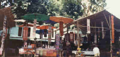 Verkauf von Souvenirs beim Wat Tschedi Luang in Chiang Saen. (10.0 K)